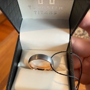 Mens wedding band new 11 1/2